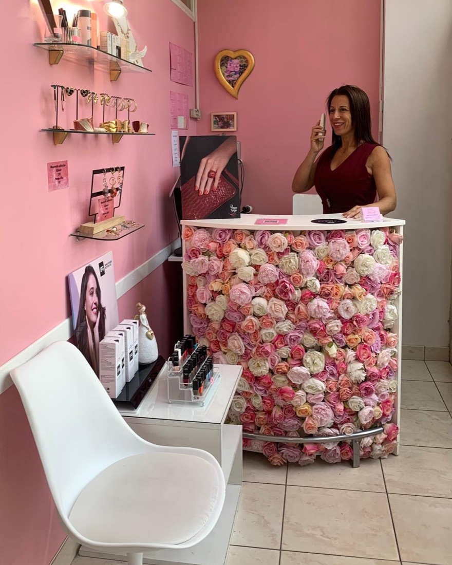 Nadia derrière le comptoir fleuri de l'institut Beauté d'ange